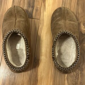 UGG boots/slippers, chestnut color